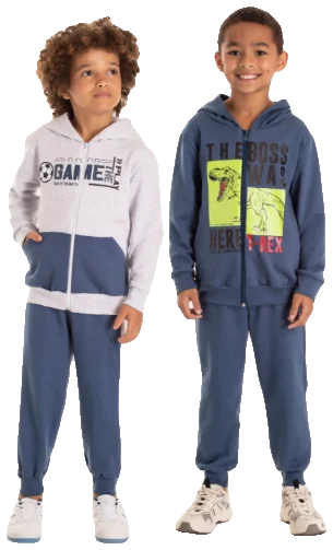 Dois meninos com conjuntos de moletom