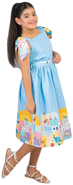 Menina com vestido azul estampado
