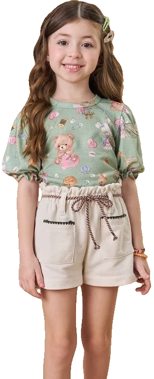 Menina com blusa verde e shorts bege