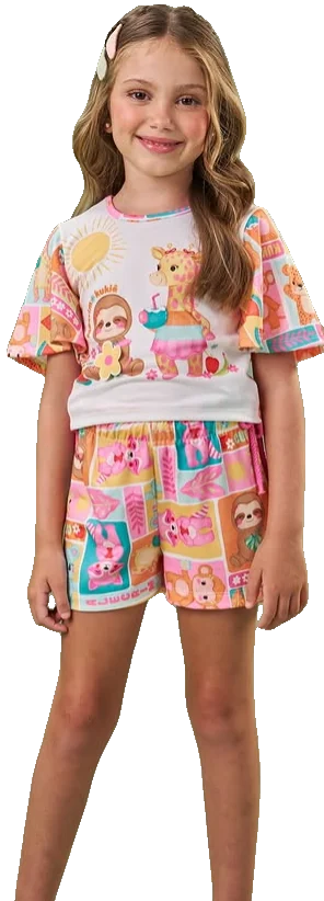 Menina com conjunto de blusa e shorts estampados