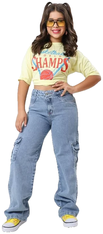 Adolescente com camiseta e calça jeans