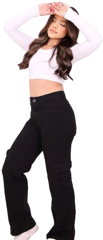Adolescente com blusa branca e calça preta