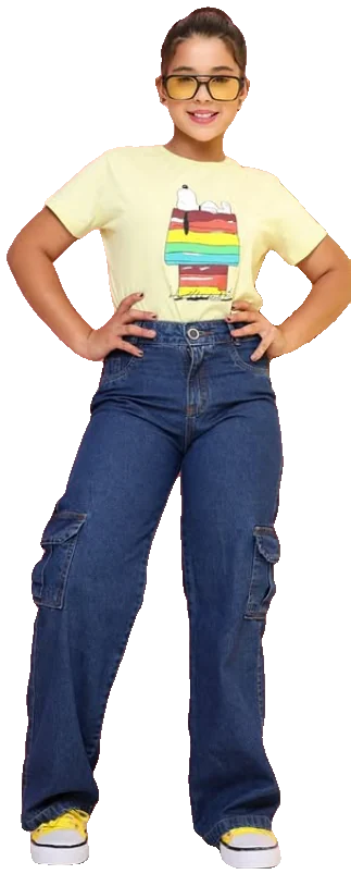 Adolescente com camiseta estampada e calça jeans