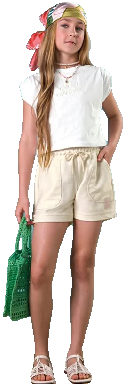 Adolescente com blusa branca e shorts bege